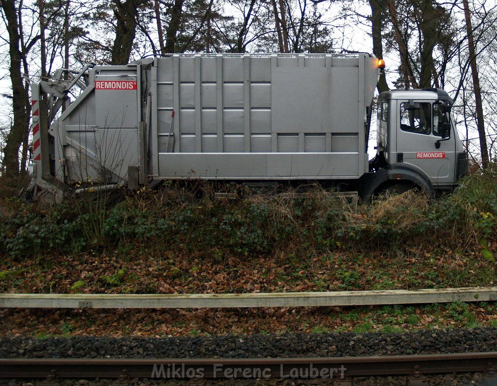 Muellwagen droht zu kippen Koeln Koenigsforst Baumschulweg  P04.JPG